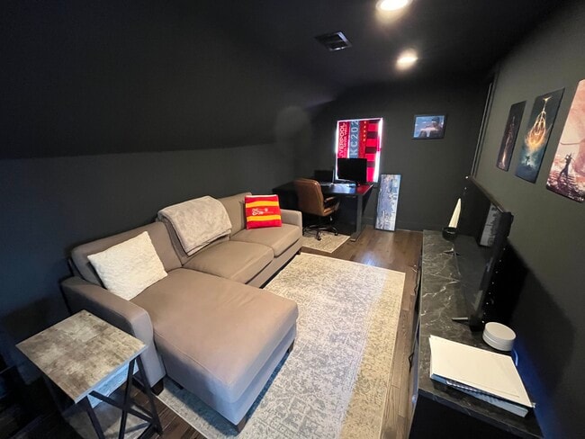 3rd floor living room - 2627 Campbell St