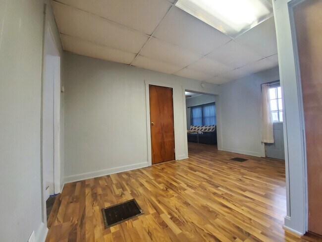 dining area - 103 W Canal St