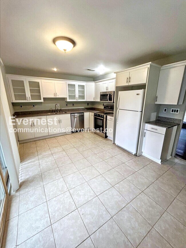 Foto del edificio - Cozy Home with Driveway Parking and Laundry Hookups