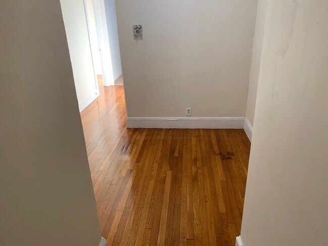Building Photo - 9/1 No Fee! Junior 1BR/large studio in Bri...