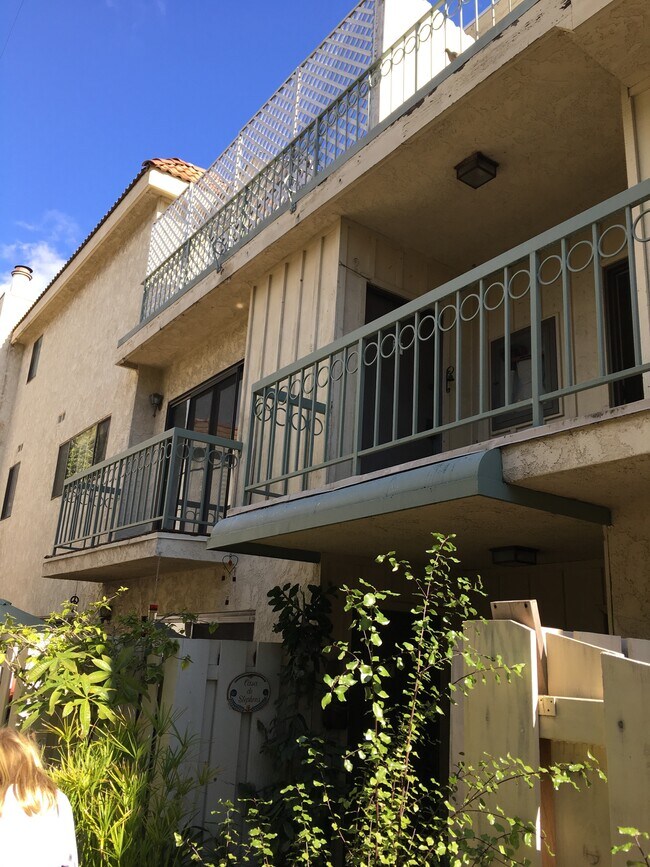 Foto del edificio - 10657 Wilkins Ave