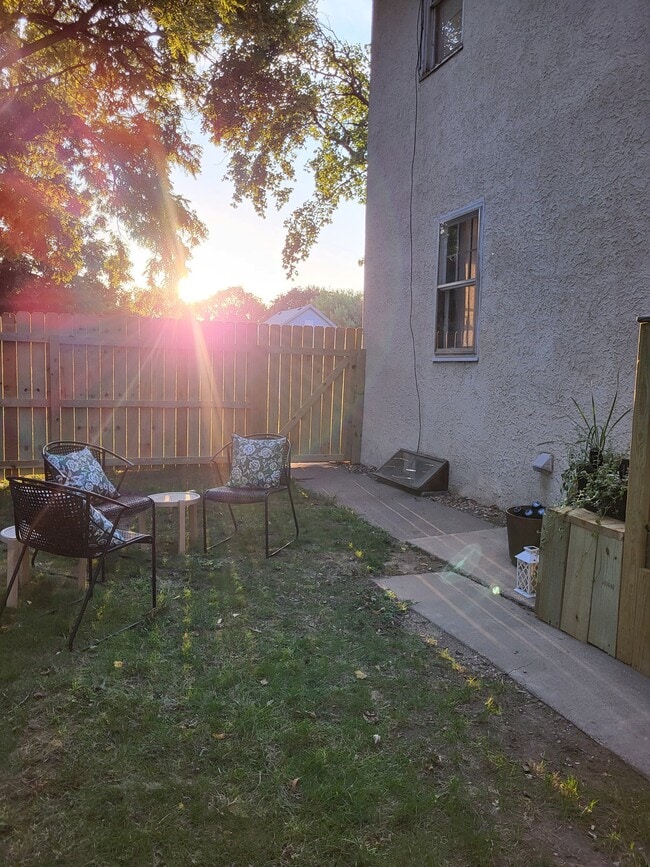 Building Photo - 608 S Walts Ave