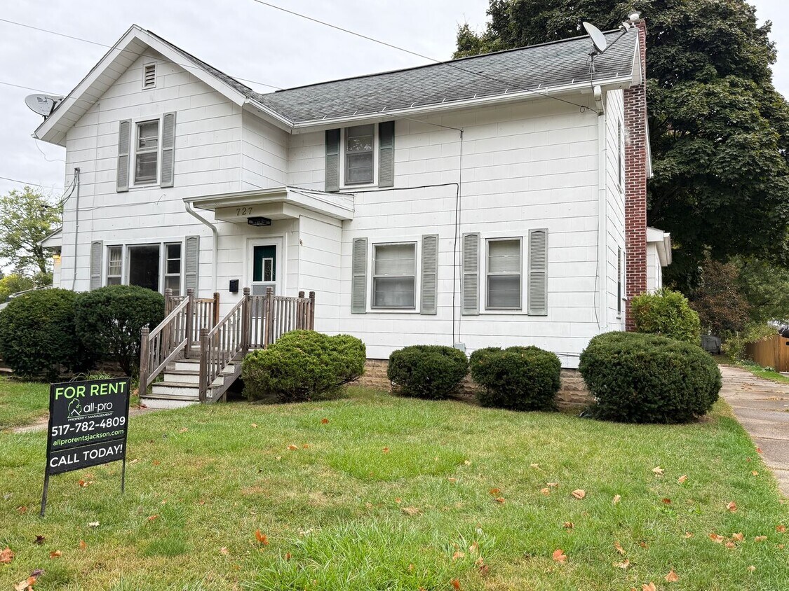 Foto principal - NEW REMODELED- 2 bedroom duplex