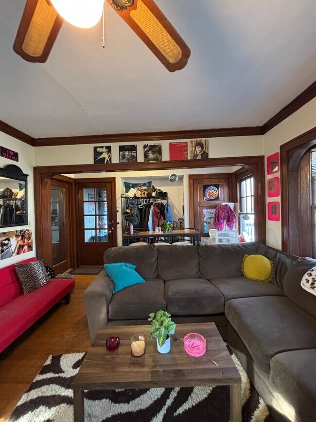 Foto del edificio - 2935 N Downer Ave