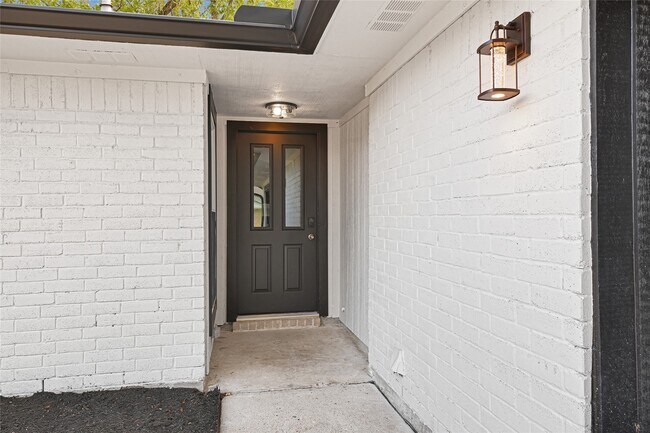 Building Photo - 7410 Woodoak Dr