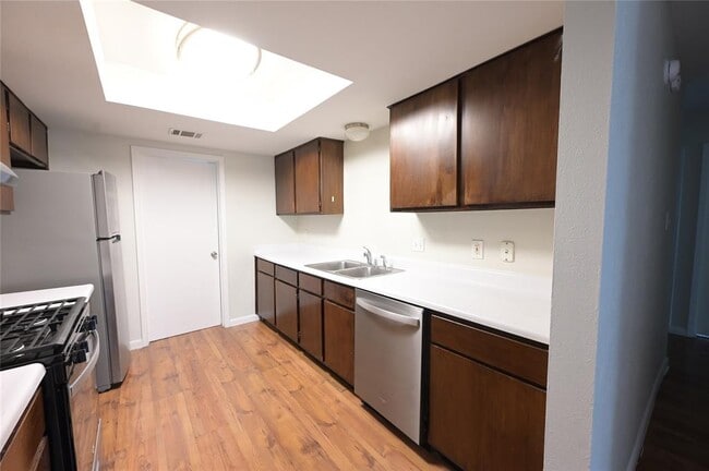 Building Photo - 107 Cloudview Dr