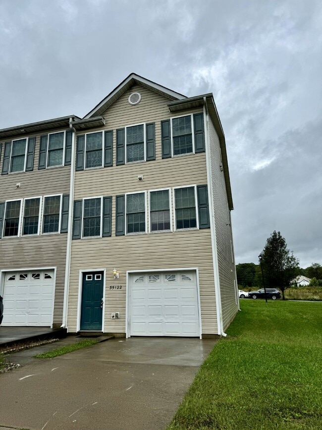 Building Photo - Spacious End-Unit Townhouse with 3 Beds, 3...
