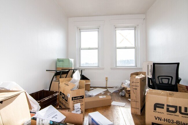 Foto del edificio - Great BU two bedroom, high ceilings, great living room