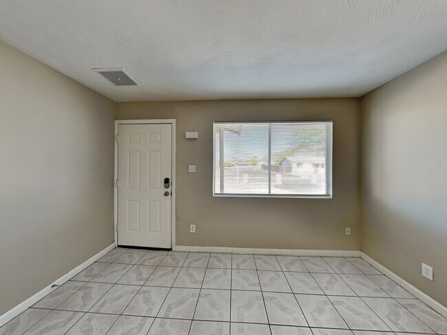 Foto del edificio - 9827 N 10th St