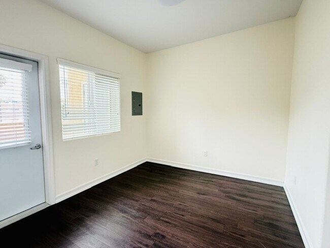 Foto del edificio - 2303 E 8th St