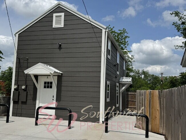 Foto del edificio - Spacious, quiet downstairs unit in heart of downtown