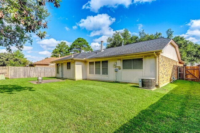 Foto del edificio - 16435 Canario Dr