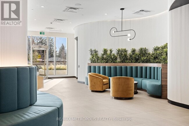 Building Photo - 689 The Queensway