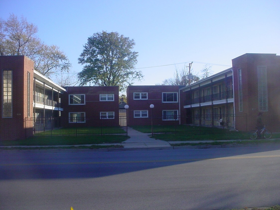 Primary Photo - Longwood Apartments