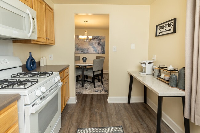 Building Photo - Colony Hill Apartments & Townhomes