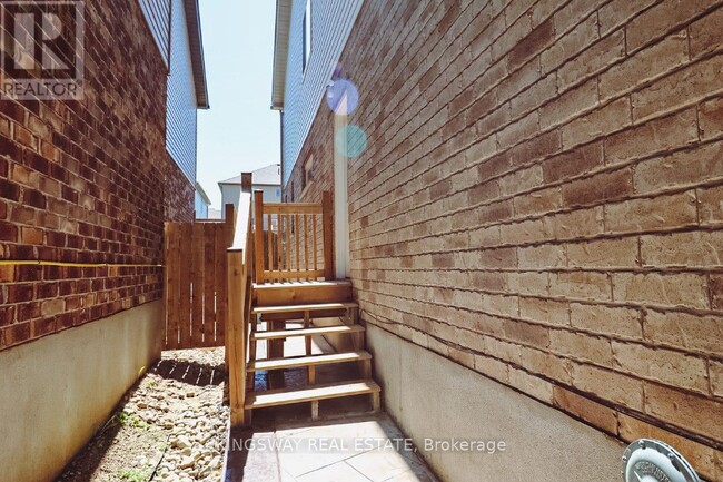 Building Photo - 541 Starwood Dr