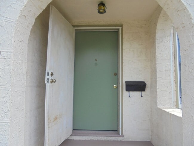 Building Photo - Sweet 2 bedroom 1 bath home