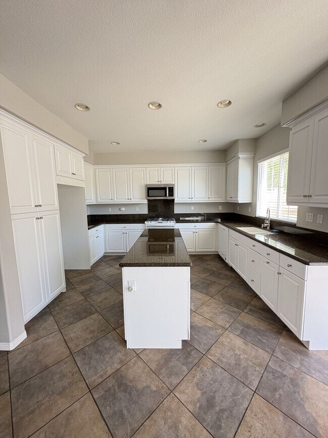 Building Photo - 4 Bed 3 Bath Home for Rent in Murrieta