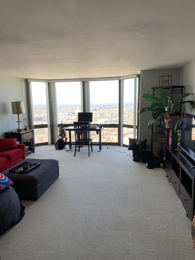 Foto del edificio - 2650 N Lakeview Ave