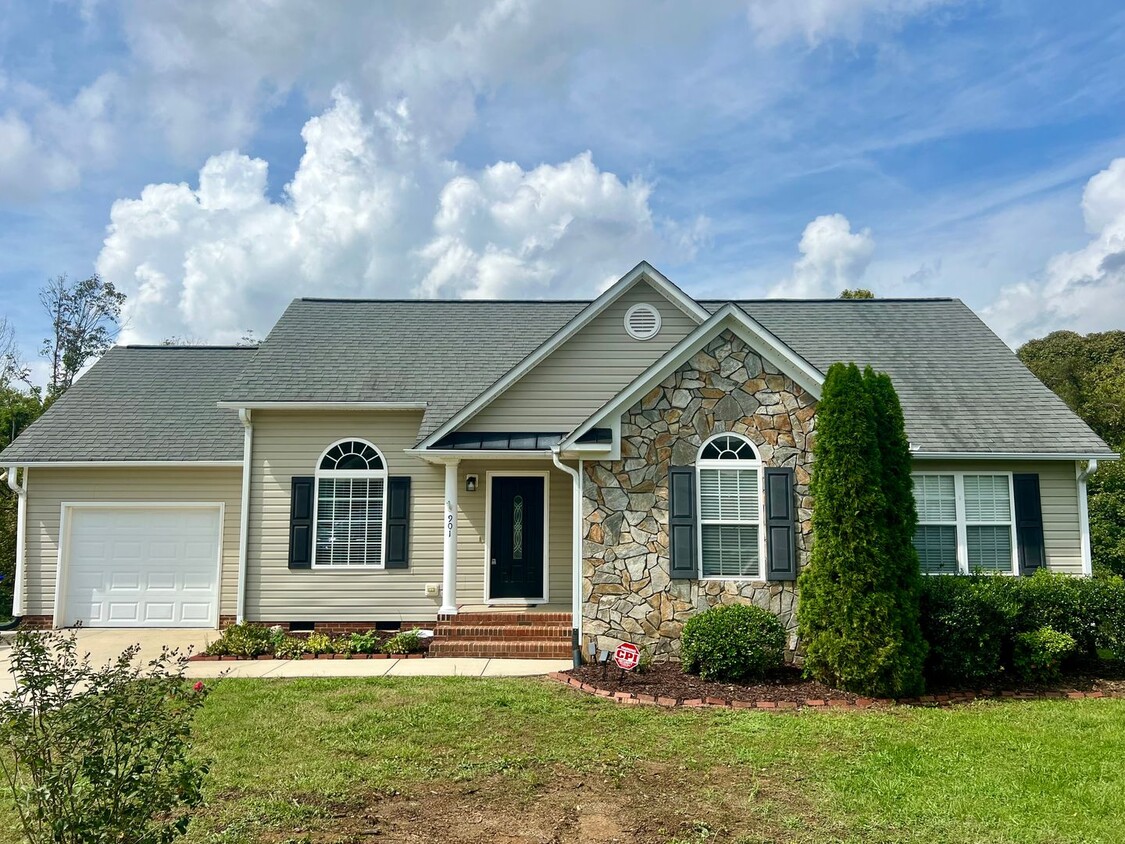 Foto principal - Three bedroom, 2 bath house in Mebane-Move...