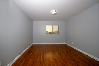 Building Photo - Hollywood View Towers