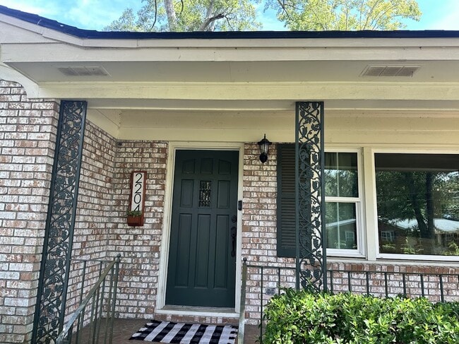 Building Photo - 2204 N Dallerton Cir
