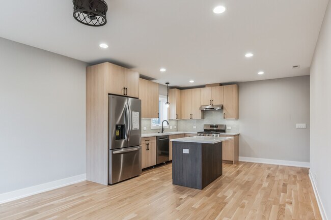 Building Photo - 2840 W 36th Pl