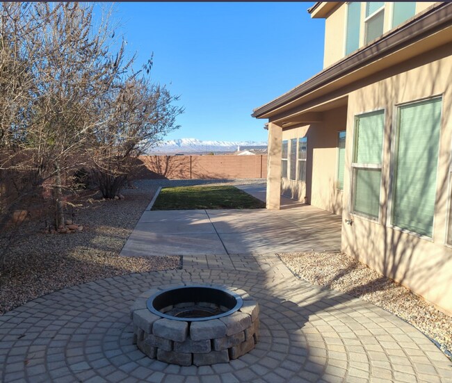 Foto del edificio - Versatile 5-Bedroom Home Built for Comfort & Entertaining