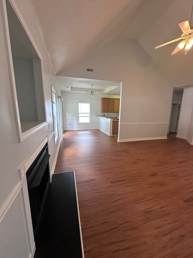 Foto del edificio - 117 Jessica Lakes Dr