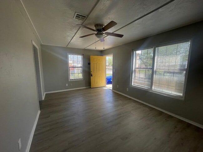 Building Photo - ADORABLE 2 BEDROOM DUPLEX FOR LEASE