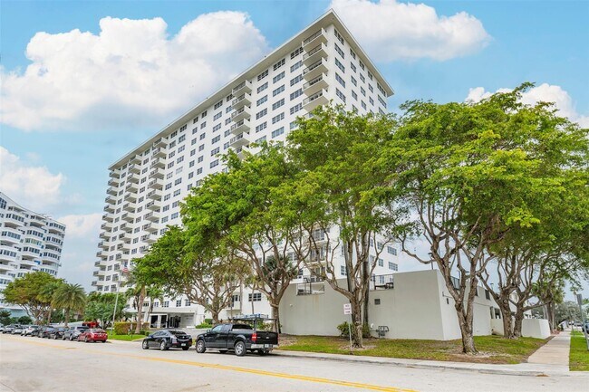 Building Photo - 340 Sunset Dr