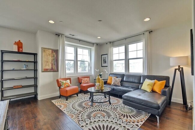 Foto del edificio - Beautiful 3 Bedroom 2.5 Bath End Unit Town...