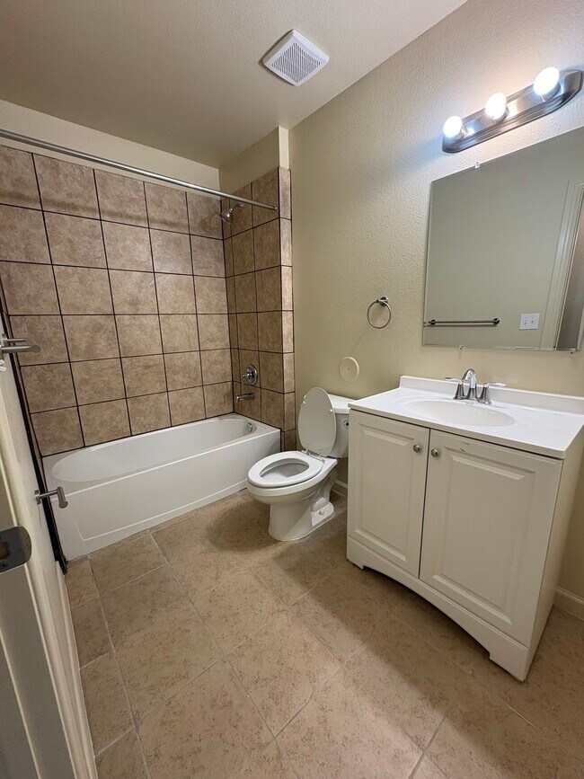 Baño en el pasillo - 8519 Wells Rd