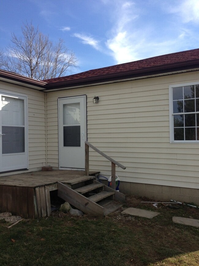 Building Photo - Three Bedroom Duplex in Country Setting