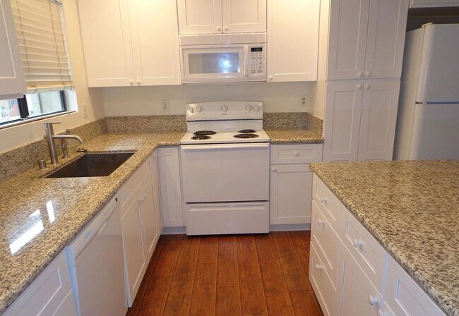 Foto del edificio - Gorgeous Pacific Beach 2 Bed 2.5 Bath Townhouse