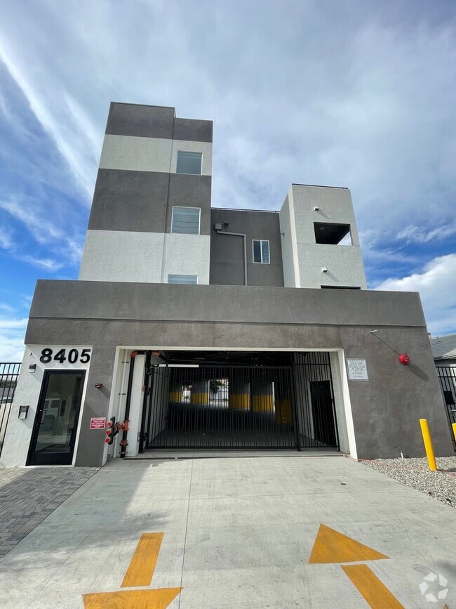 Building Photo - 8405 Glenoaks Blvd