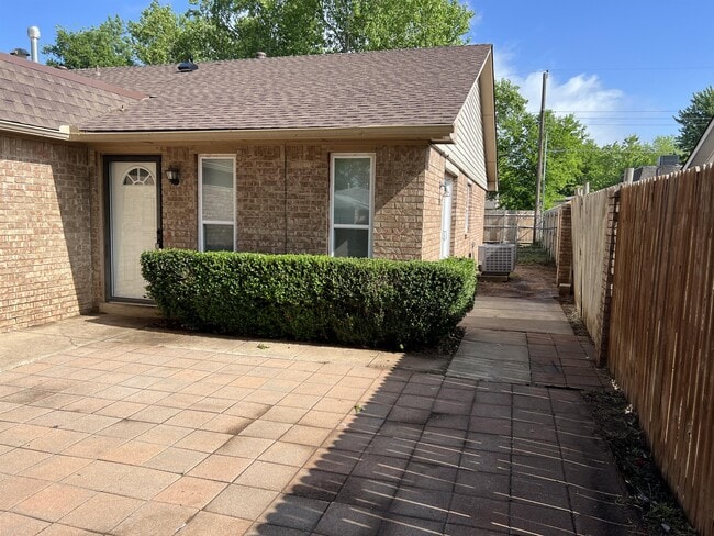 Photo - 2241 Donna Dr (Norman, OK) House