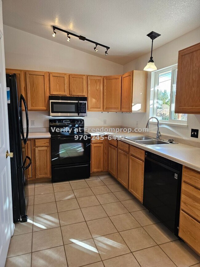 Building Photo - Well maintained maintained 3 bedroom 2 bat...