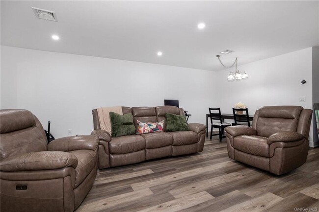 Foto del edificio - 103 Hemlock Cir