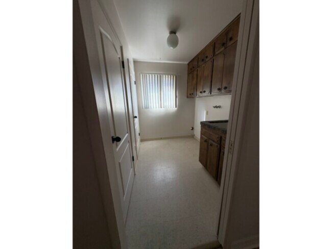 Foto del edificio - Nice mature landscaping. Warm ,inviting ,quiet home