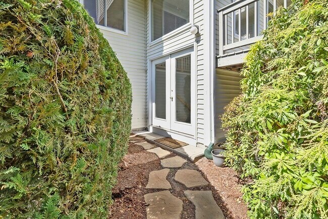 Building Photo - 1303 Old Bridge Ln
