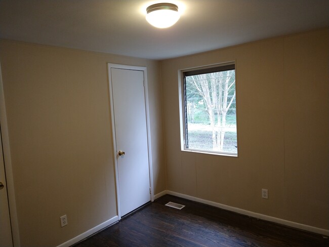 Building Photo - 4022 Oakwood Dr