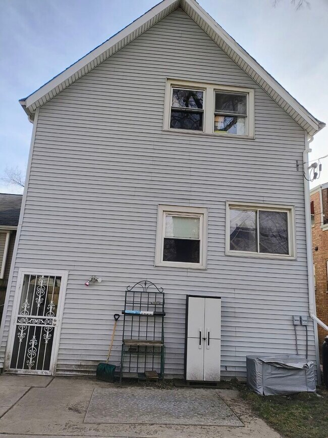 Building Photo - 905 Thomas Ave