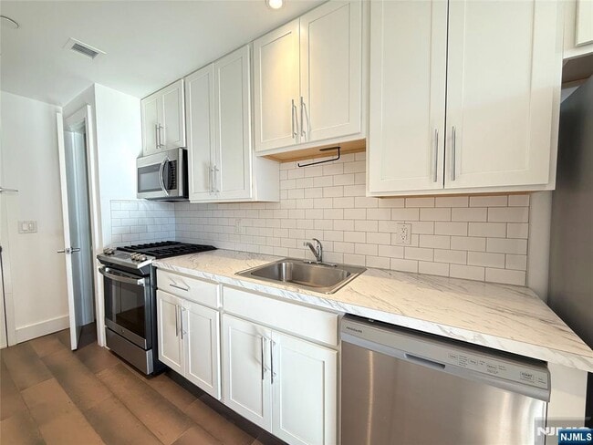 Building Photo - 3011 Edwin Ave