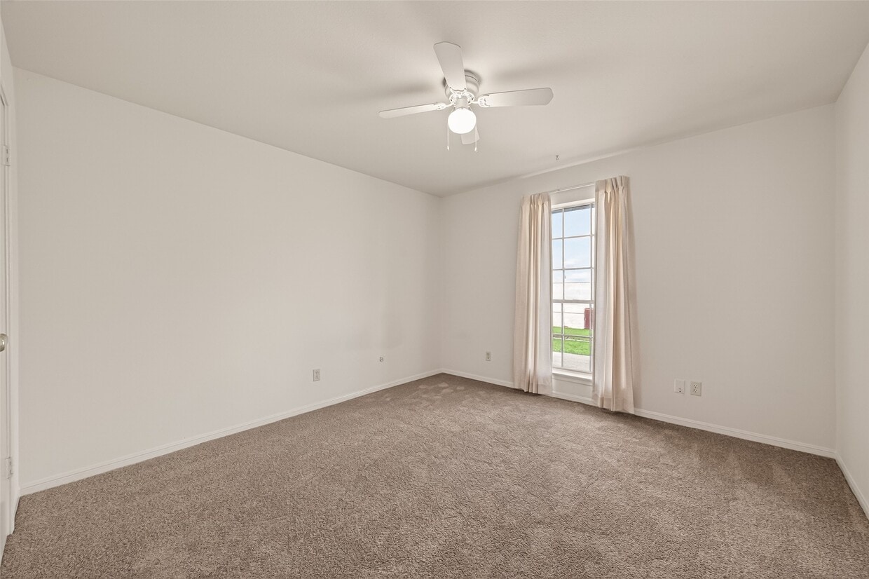 Building Photo - 9641 Hollock St