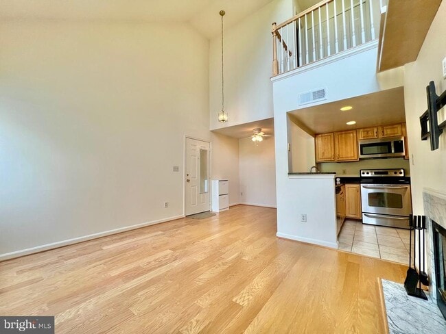 Building Photo - 927 Hillside Lake Terrace