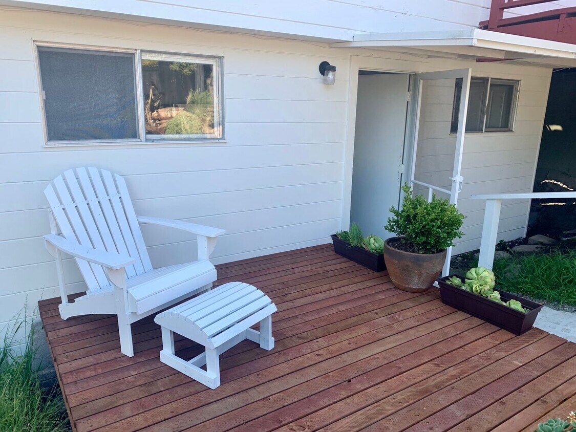 22 Via Buena Vista Unit Downstairs Studio, Monterey, CA 93940 Room