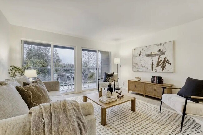 Foto del edificio - Canterbury Shores Condominiums ~ Madison Park