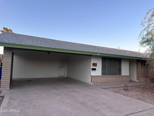 Building Photo - 308 E Ellis Dr