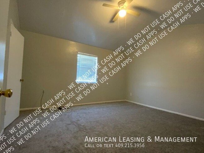 Building Photo - Spacious 2 Bedroom Townhome with Fireplace!